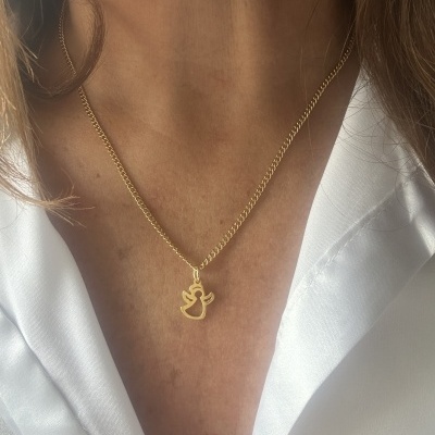 Colar dourado com pendente de pato no pescoço