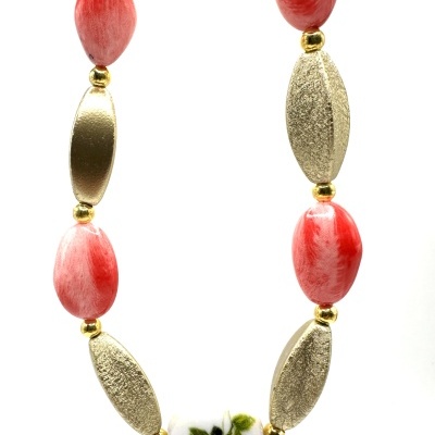 Colar com contas douradas, vermelhas e branca com rosa pintada
