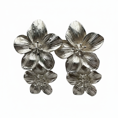 Brincos metálicos prateados em forma de flores com detalhes texturizados