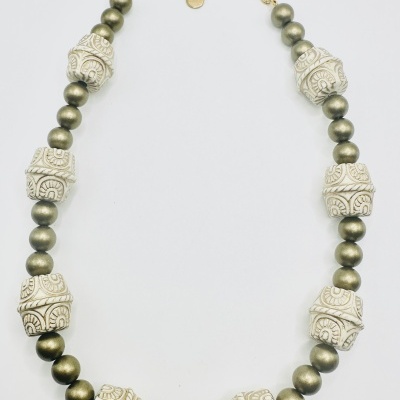 Colar com contas brancas com padrão e contas douradas envelhecidas com fecho em corrente dourada