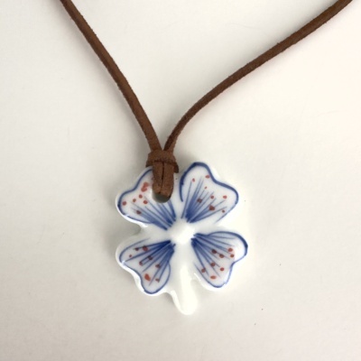 Colar com pendente em forma de trevo de quatro folhas em cerâmica branca e azul