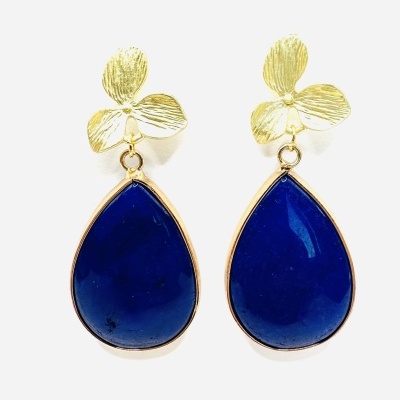 Brincos dourados com pendente em gota azul escuro e flor metálica