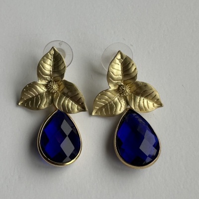 Brincos dourados com folhas e pedra azul