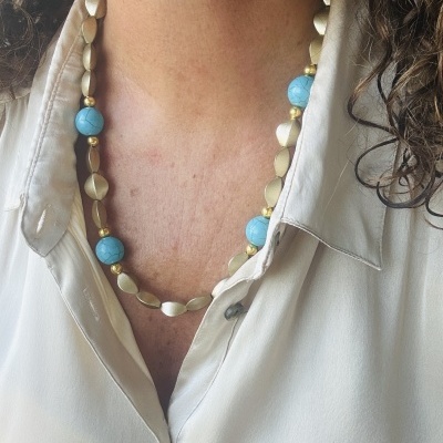 Colar com contas douradas e contas azuis turquesa
