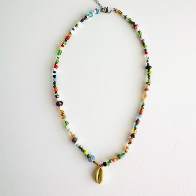 Colar colorido com contas pequenas e concha dourada pendurada