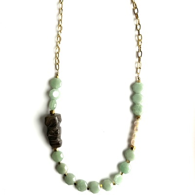 Colar com pedras verdes claras e pedra marrom esculpida