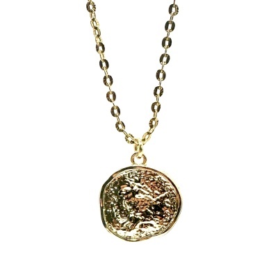 Colar dourado com pendente redondo textura irregular