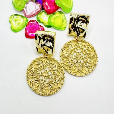 Brincos dourados com padrão filigrana e pedras coloridas em forma de coração