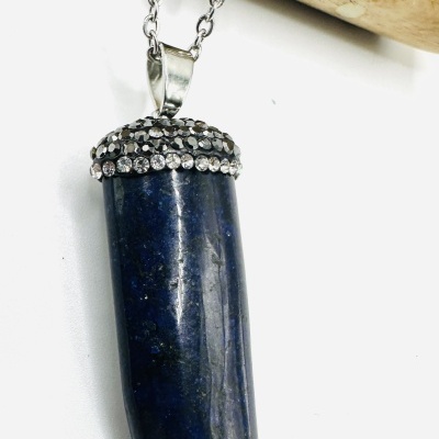 Colar com pendente em pedra azul escura polida com topo de cristais e corrente prateada