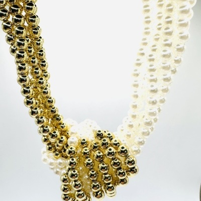 Colar com contas douradas e pérolas brancas entrelaçadas