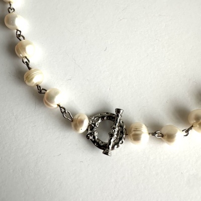 Colar de pérolas com fecho de metal prateado