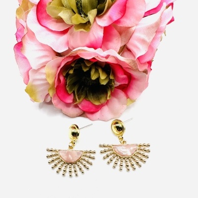 Brincos dourados com pedra rosa e flor artificial cor-de-rosa