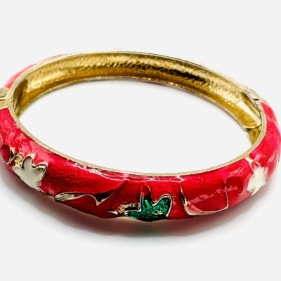 Pulseira dourada esmaltada com padrão floral colorido