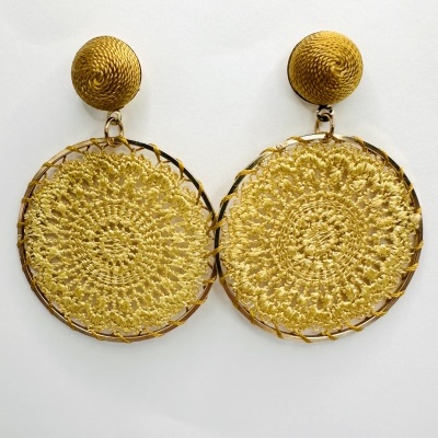 Brincos redondos dourados com crochê e tecido trançado