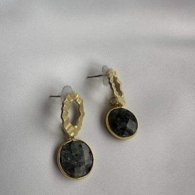 Brincos pendentes dourados com pedra preta e anel texturizado em tecido branco