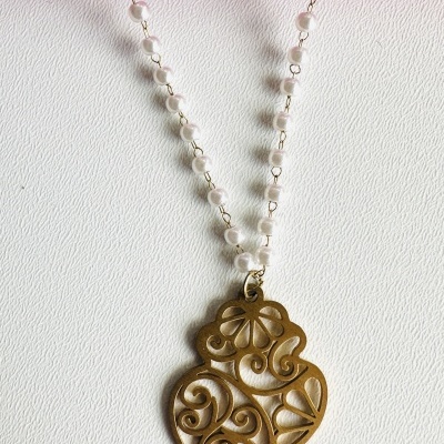 Colar de pérolas com pendente dourado recortado