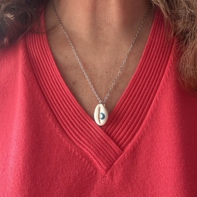 Colar prateado com pendente de concha branca com olho grego azul