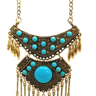 Colar dourado com pedras azuis e franjas penduradas