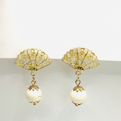 Brincos dourados com leque e pendente branco marmoreado
