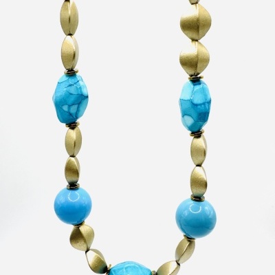 Colar azul e dourado com contas facetadas e lisas