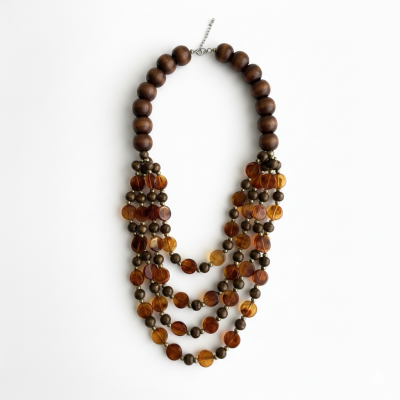 Colar de contas de madeira, metais e resina em tons castanhos e dourados, com fecho metálico.