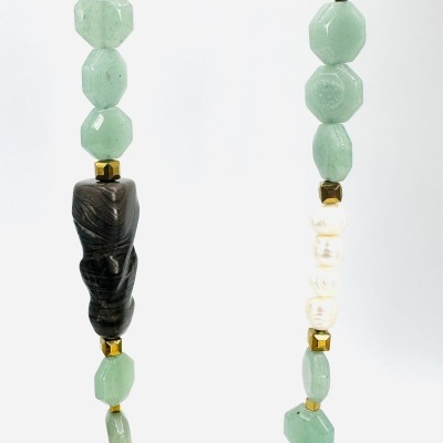 Colar com pedras verdes, pérolas brancas, peça preta e corrente dourada