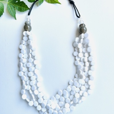 Colar branco com contas redondas e fecho preto