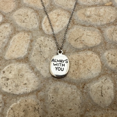 Colar prateado com pendente oval e frase 'ALWAYS WITH YOU'