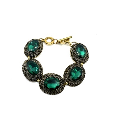 Pulseira com pedras verdes facetadas em moldura dourada ornamentada