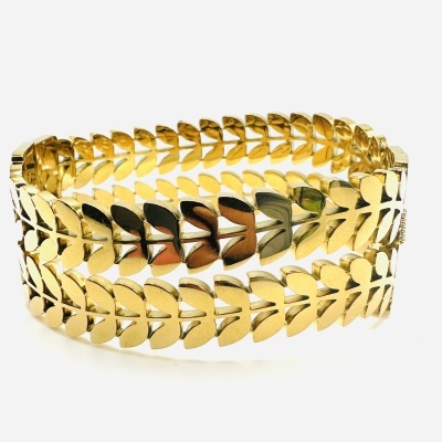 Pulseira dourada com padrão de folhas entrelaçadas