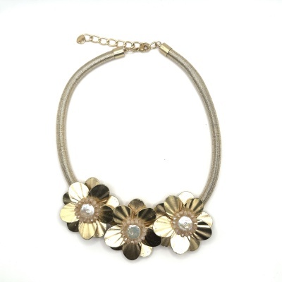 colar dourado com flores metálicas e centro de pérola