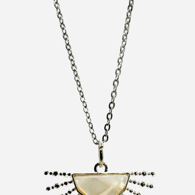 Colar prateado com pendente de meia-lua perlada e detalhes em bolas pretas