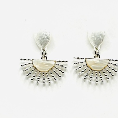 Brincos em madrepérola e metal prateado com detalhes pretos em forma de leque