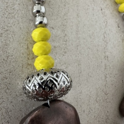Colar com contas amarelas e prateadas com peça decorativa grande marrom