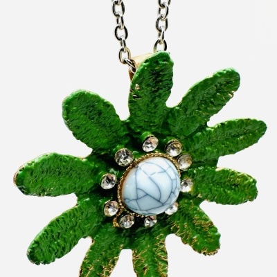 Colar com pendente flor verde texturizado, pedras brilhantes e pérola central
