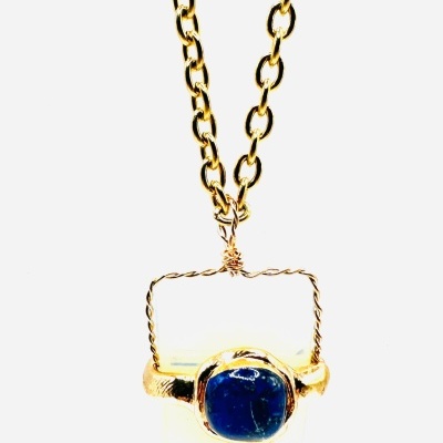 Colar dourado com pedra azul