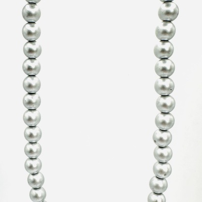 Colar com contas prateadas, cinzenta e detalhes dourados num fundo branco