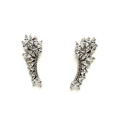 Par de brincos prateados em forma de folha com cristais