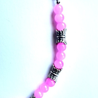 Pulseira de contas cor de rosa com espaçadores metálicos prateados