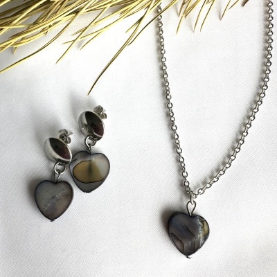 Brincos e colar com corações em madrepérola e metal prateado