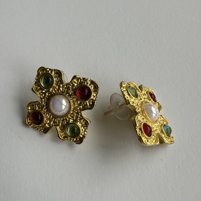 Brincos de botão dourados com pedras coloridas e pedra perolada central