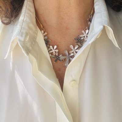 Colar de flores prateadas com camisa branca