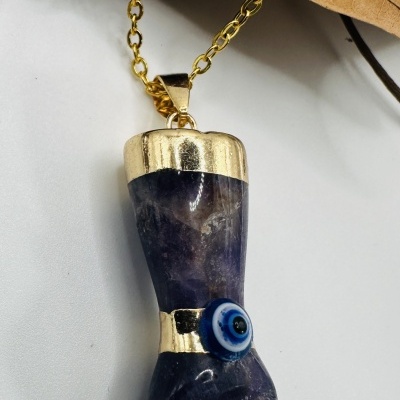 Colar com pingente de punho em pedra roxa e detalhes dourados com olho azul