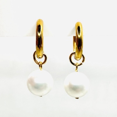 Brincos dourados com pérolas brancas penduradas