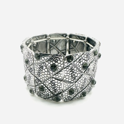 Pulseira metálica prateada larga com decoração geométrica e cristais pretos