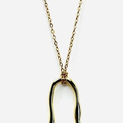 Colar dourado com pendente oval irregular