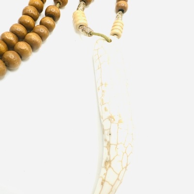 Colar de contas de madeira com pingente branco com padrão rachado