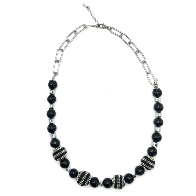 Colar com contas pretas e texturizadas e corrente metálica prateada