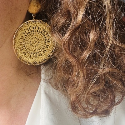 Brinco amarelo grande de crochê em formato circular