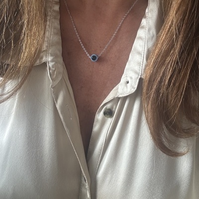 Colar com pendente redondo preto em corrente prateada fina